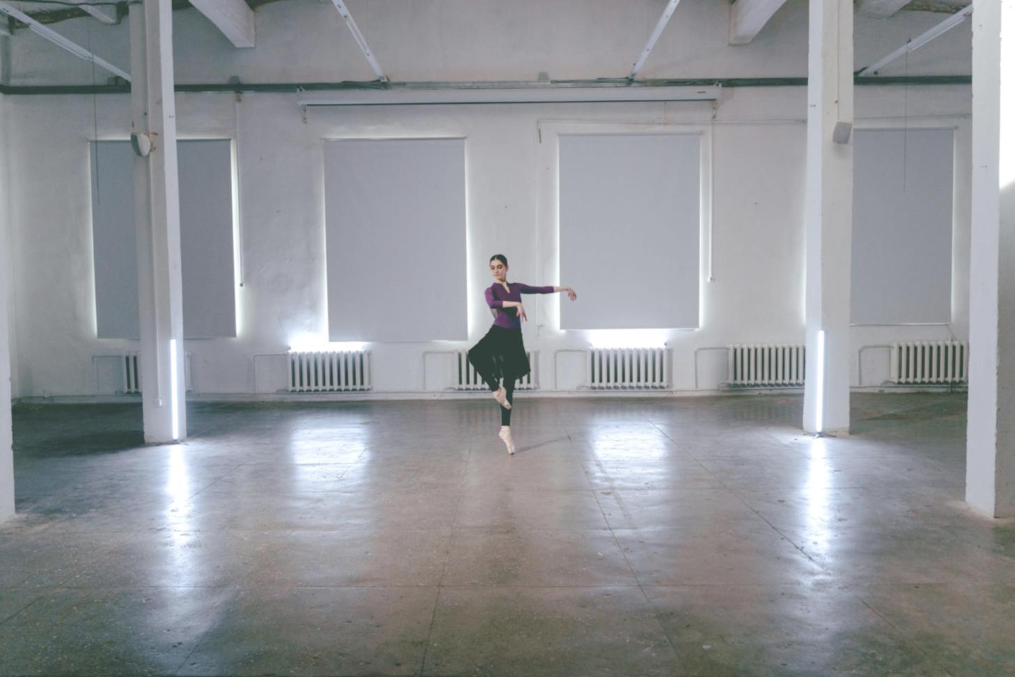 Tanzstudio mit ersten Salsa-Schülern in entspannter Atmosphäre