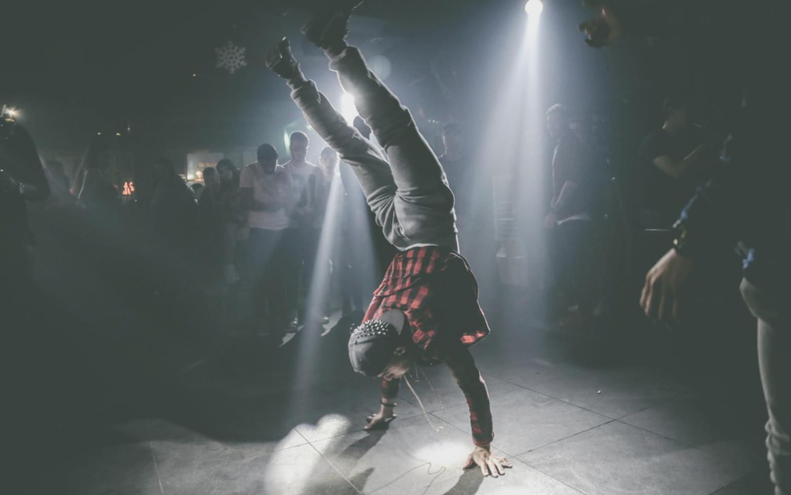 Intensive Tanzstunde mit konzentrierten Schülern